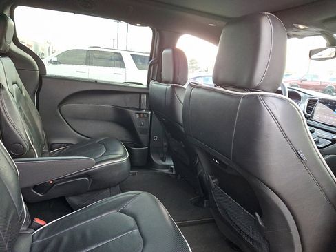 Used 2025 Chrysler Pacifica Limited image 14