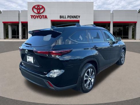 Used 2024 Toyota Highlander XLE FWD image 7
