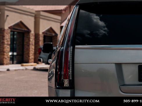 Used 2016 Cadillac Escalade Luxury AWD/4WD image 15