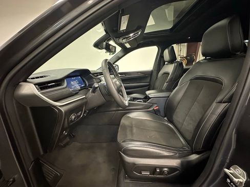 Used 2023 Jeep Grand Cherokee L Laredo image 13