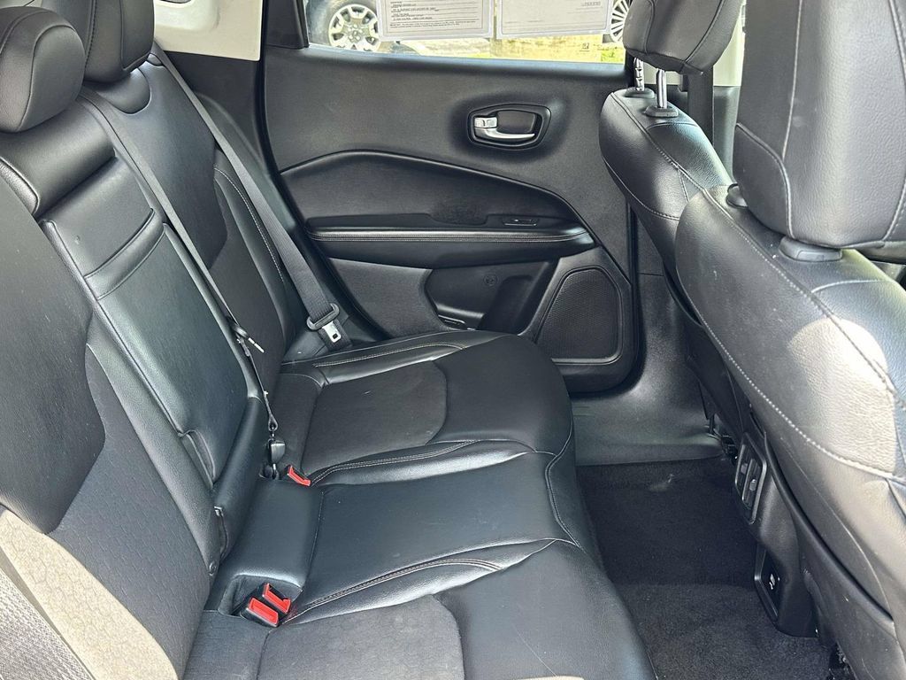 Used 2018 Jeep Compass Latitude AWD/4WD image 11