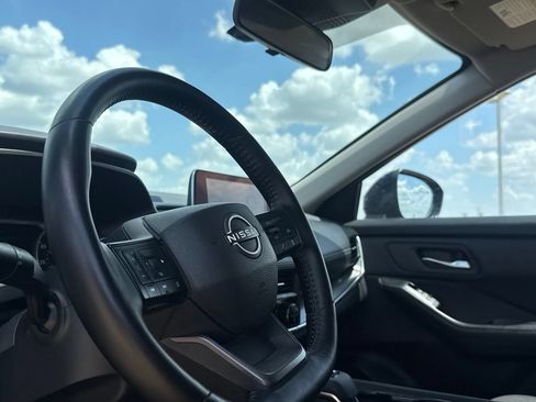 Used 2025 Nissan Rogue SV FWD image 40
