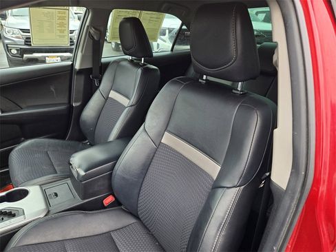 Used 2014 Toyota Camry L image 12