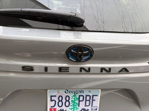 Used 2025 Toyota Sienna XLE Woodland Edition image 10