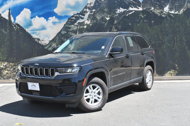 Used 2023 Jeep Grand Cherokee Laredo AWD/4WD image 6