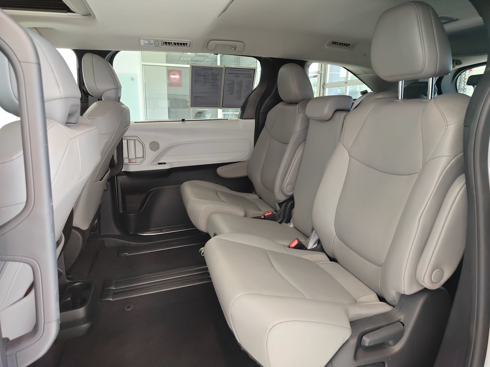 Used 2025 Toyota Sienna XLE FWD image 12