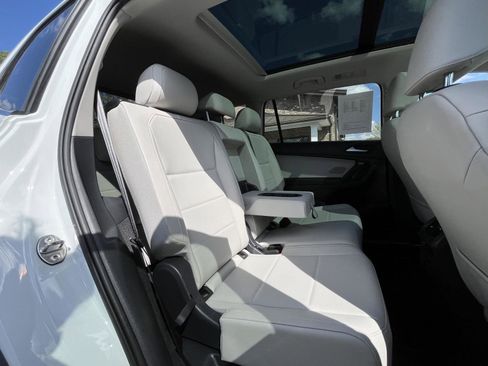 Used 2019 Volkswagen Tiguan SE w/ Panoramic Sunroof Package image 16