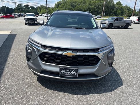 Used 2024 Chevrolet Trax LT w/ Sunroof Package FWD image 11
