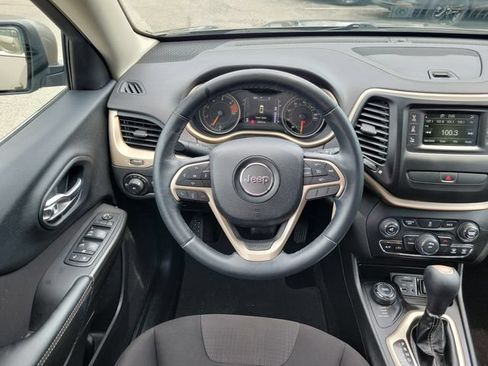 Used 2017 Jeep Cherokee Latitude AWD/4WD image 8