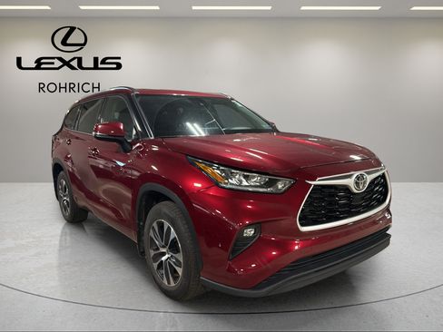 Used 2020 Toyota Highlander XLE AWD/4WD image 4