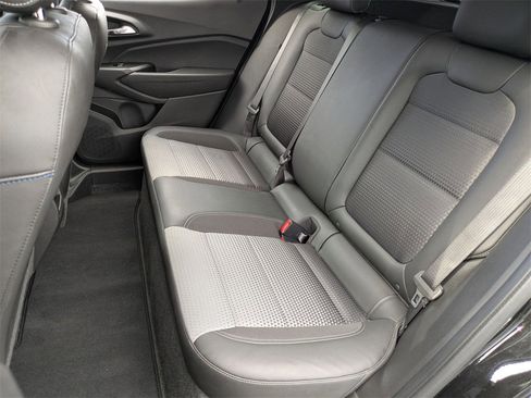 Used 2025 Chevrolet Trax LT w/ LT Convenience Package image 26