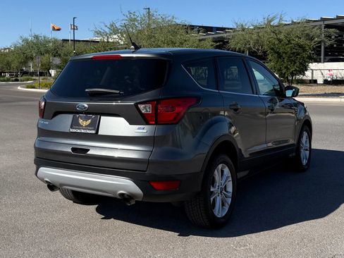 Used 2019 Ford Escape SE FWD image 4