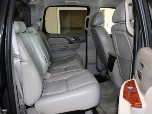 Used 2010 Chevrolet Avalanche LT w/ Luxury Package RWD image 32
