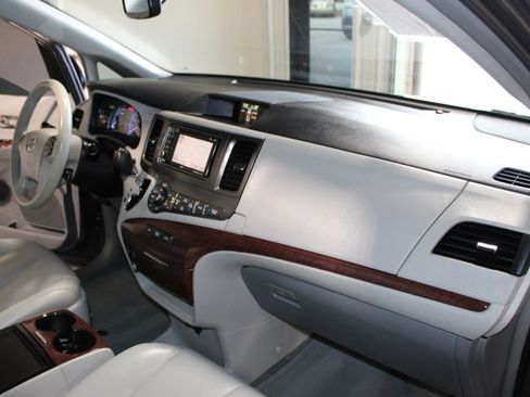Used 2014 Toyota Sienna XLE FWD image 27