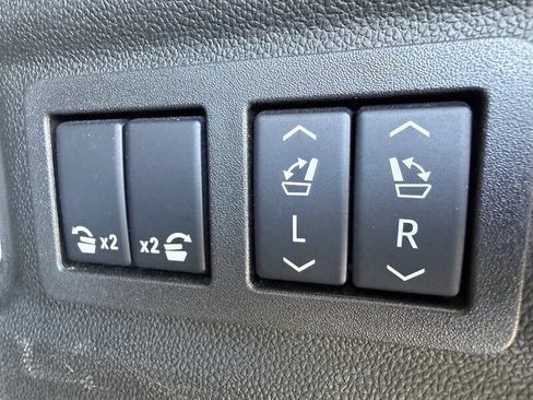 Used 2025 GMC Yukon XL Denali AWD/4WD image 30