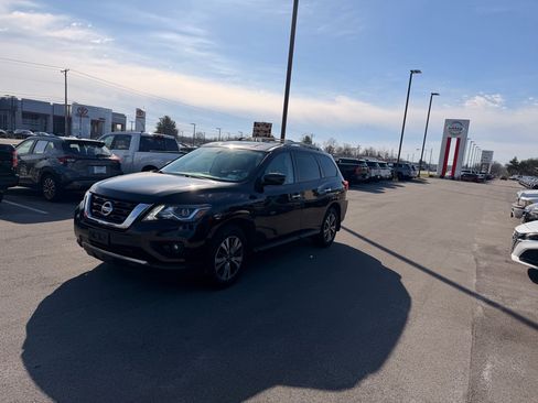 Used 2020 Nissan Pathfinder SV image 1