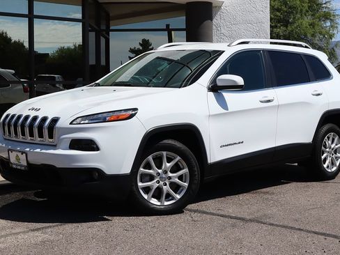 Used 2018 Jeep Cherokee Latitude FWD image 2