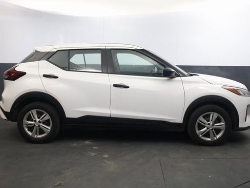 Used 2022 Nissan Kicks S image 3