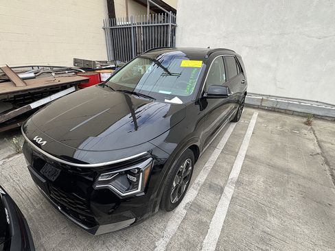 Used 2023 Kia Niro Wave FWD image 2