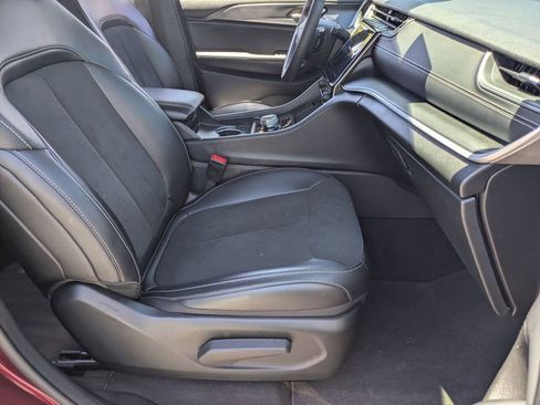 Used 2025 Jeep Grand Cherokee Altitude AWD/4WD image 29