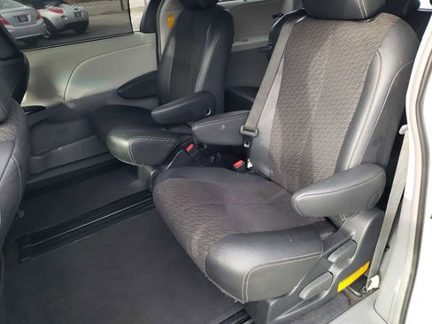 Used 2014 Toyota Sienna SE image 18