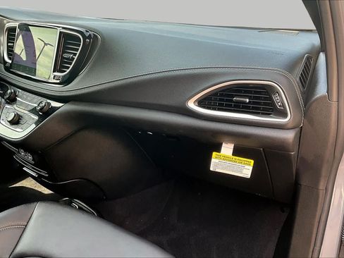 Used 2025 Chrysler Pacifica Select FWD image 18