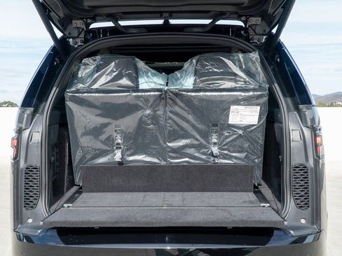 Used 2025 Land Rover Discovery Dynamic SE image 32