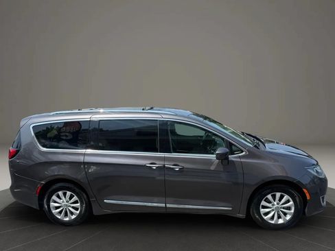 Used 2019 Chrysler Pacifica Touring-L FWD image 6