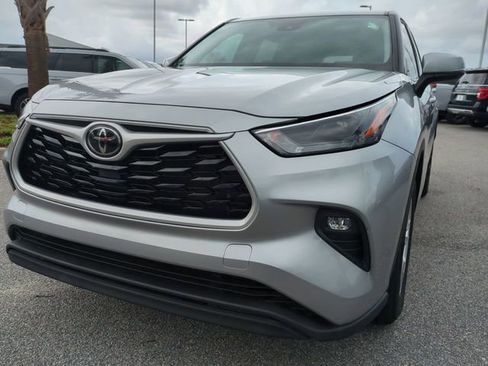 Used 2022 Toyota Highlander LE FWD image 8