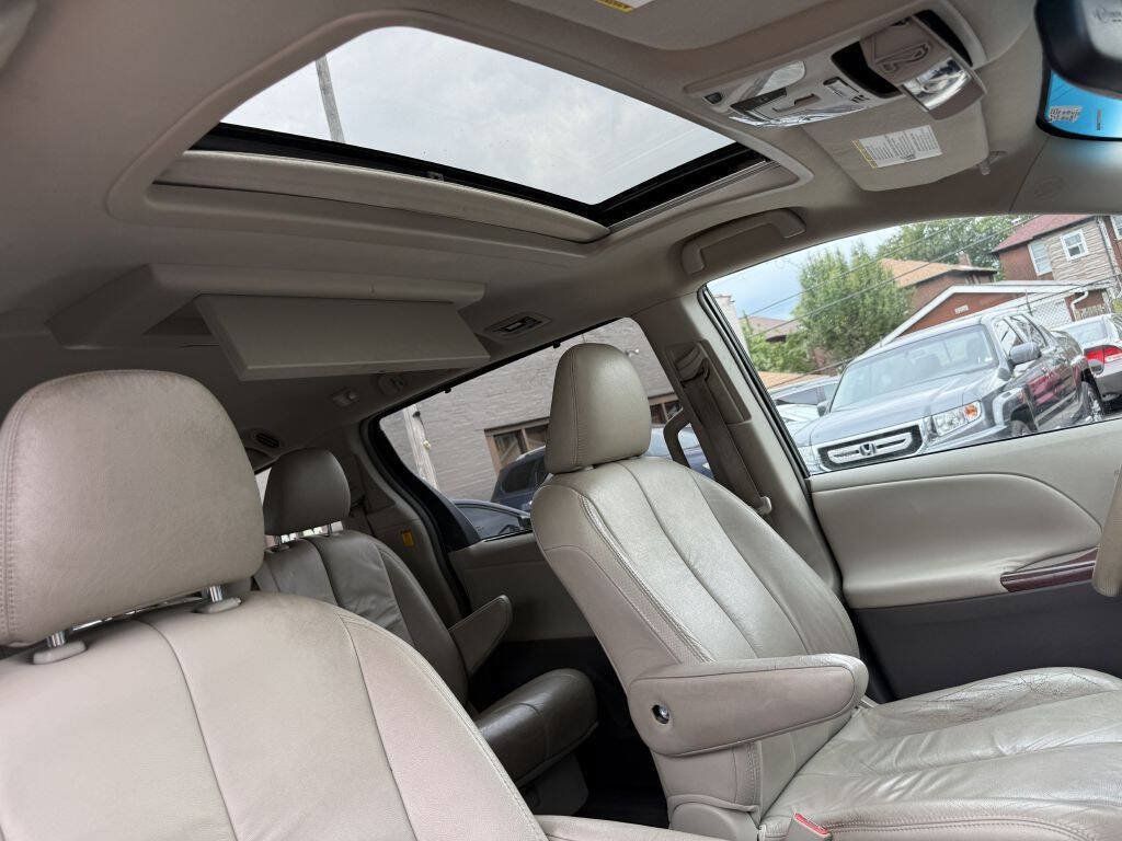 Used 2011 Toyota Sienna XLE w/ Entertainment Pkg FWD image 19