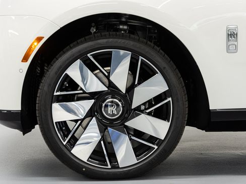 New 2026 Rolls-Royce Cullinan AWD/4WD image 18