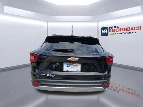 Used 2025 Chevrolet Trax LT FWD image 5