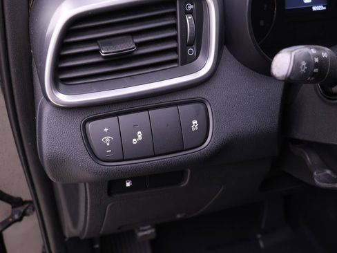 Used 2019 Kia Sorento LX image 11