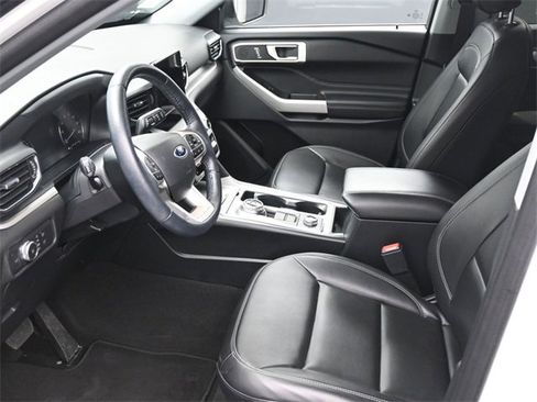Used 2022 Ford Explorer XLT w/ Equipment Group 202A image 18