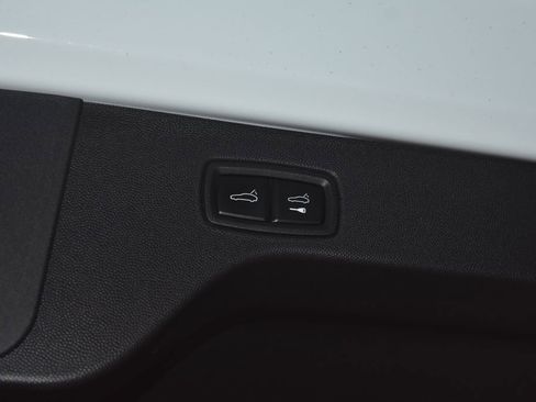 Certified 2025 Porsche Macan Electric image 30