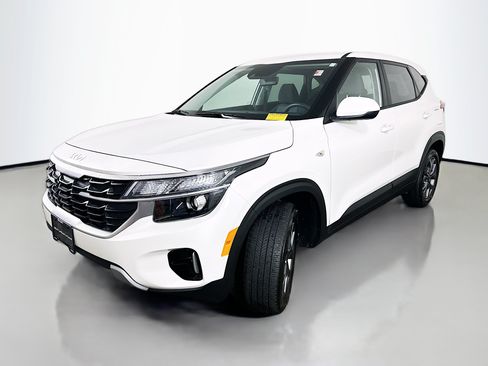 Certified 2025 Kia Seltos LX AWD/4WD image 3