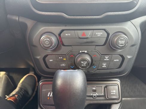 Used 2020 Jeep Renegade Latitude w/ Cold Weather Group image 12