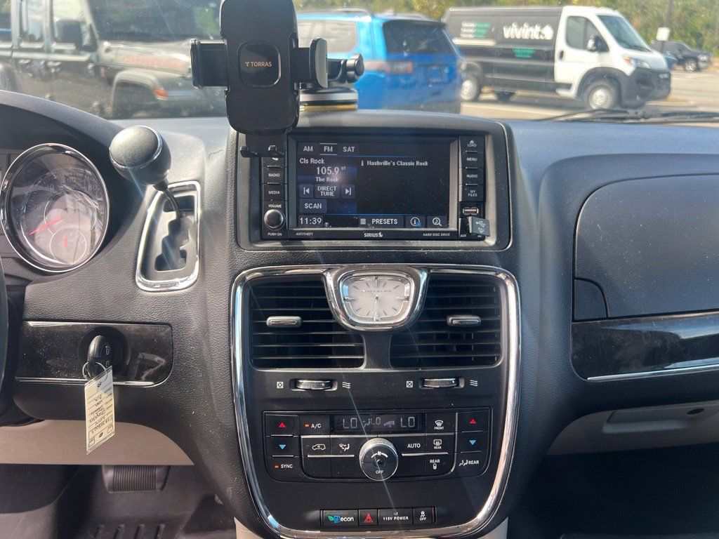 Used 2014 Chrysler Town & Country Touring FWD image 23
