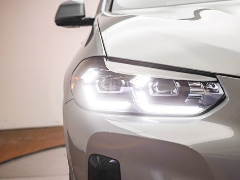 Used 2025 BMW X4 xDrive30i w/ Premium Package image 4