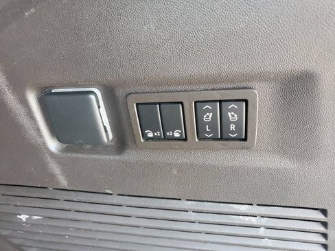 Used 2022 GMC Yukon XL Denali AWD/4WD image 32