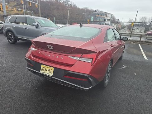 Used 2025 Hyundai Elantra SEL image 3