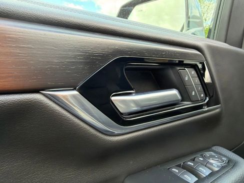 Used 2025 GMC Yukon XL Denali AWD/4WD image 13
