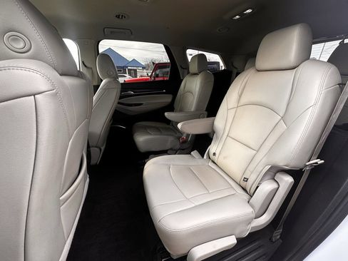 Used 2021 Buick Enclave Essence image 11