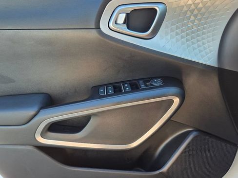 Used 2025 Kia Soul LX w/ LX Technology Package FWD image 38