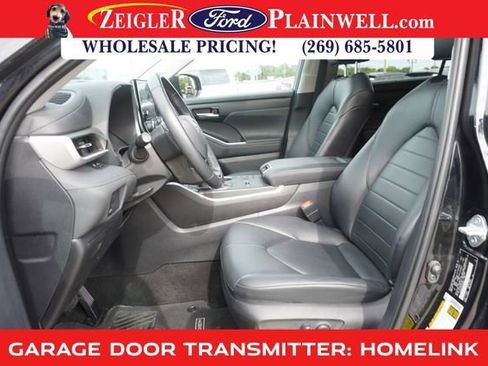 Used 2023 Toyota Highlander XLE image 19