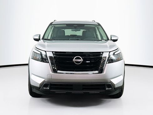 Used 2025 Nissan Pathfinder SV image 2