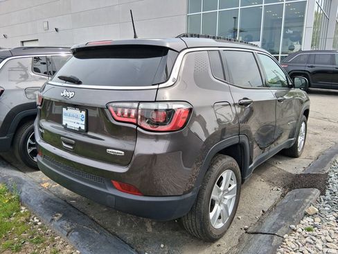 Certified 2022 Jeep Compass Latitude w/ Mopar Graphics Package AWD/4WD image 5