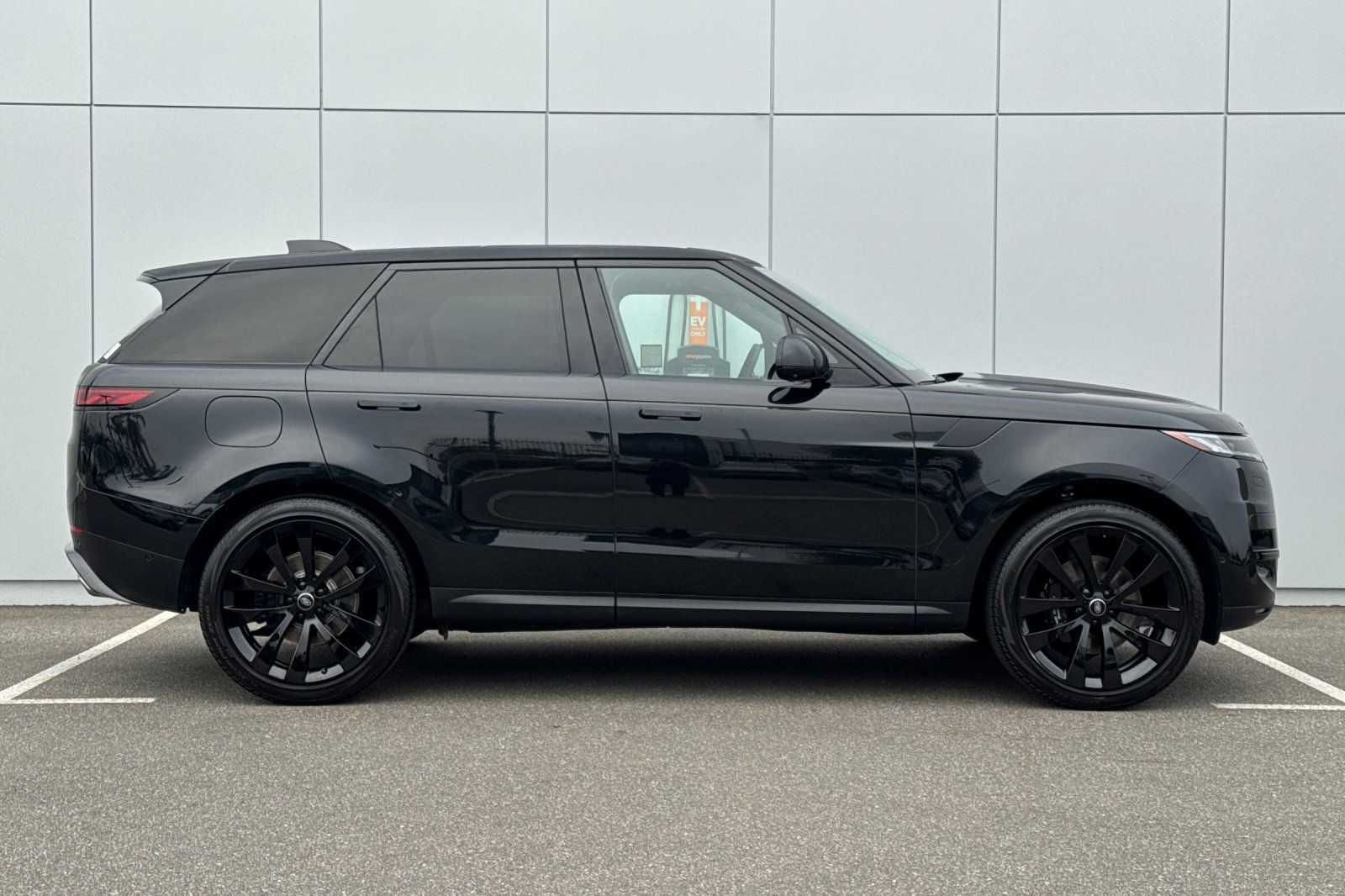 Used 2024 Land Rover Range Rover Sport SE AWD/4WD image 6