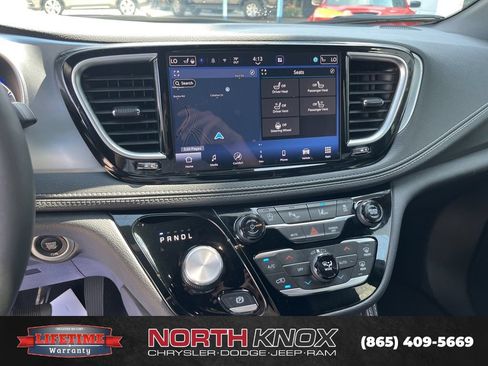 Used 2025 Chrysler Pacifica Limited FWD image 9