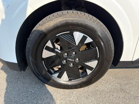 Certified 2026 Kia Carnival LXS FWD image 10